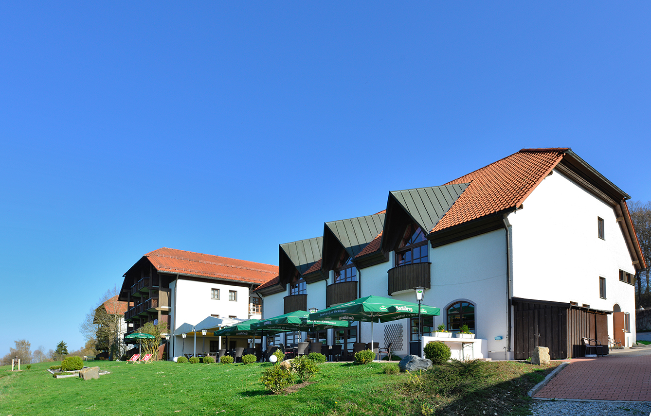 Außenansicht Hotel am Badepark mit Terrasse