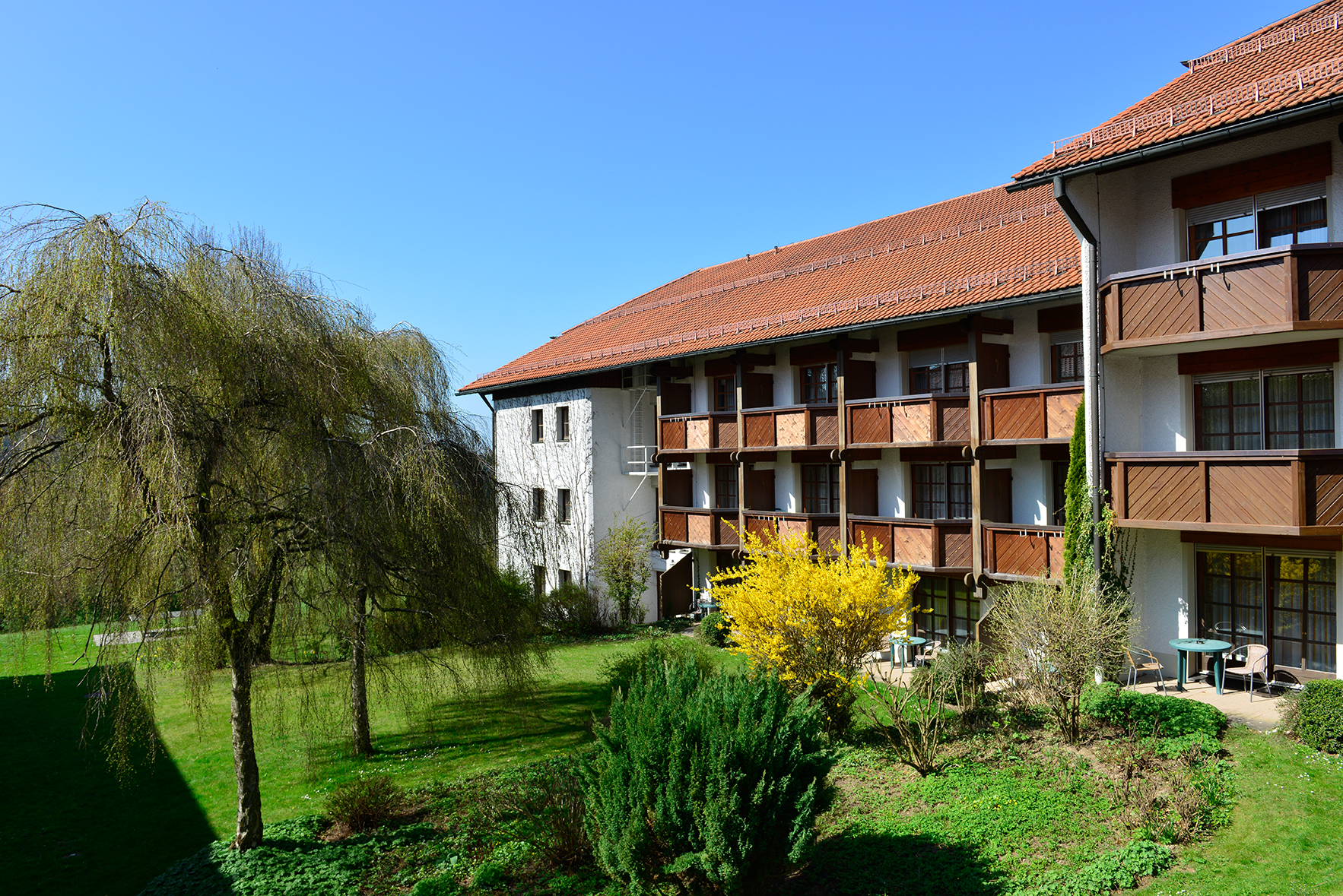 Hotelgarten mit Balkonen