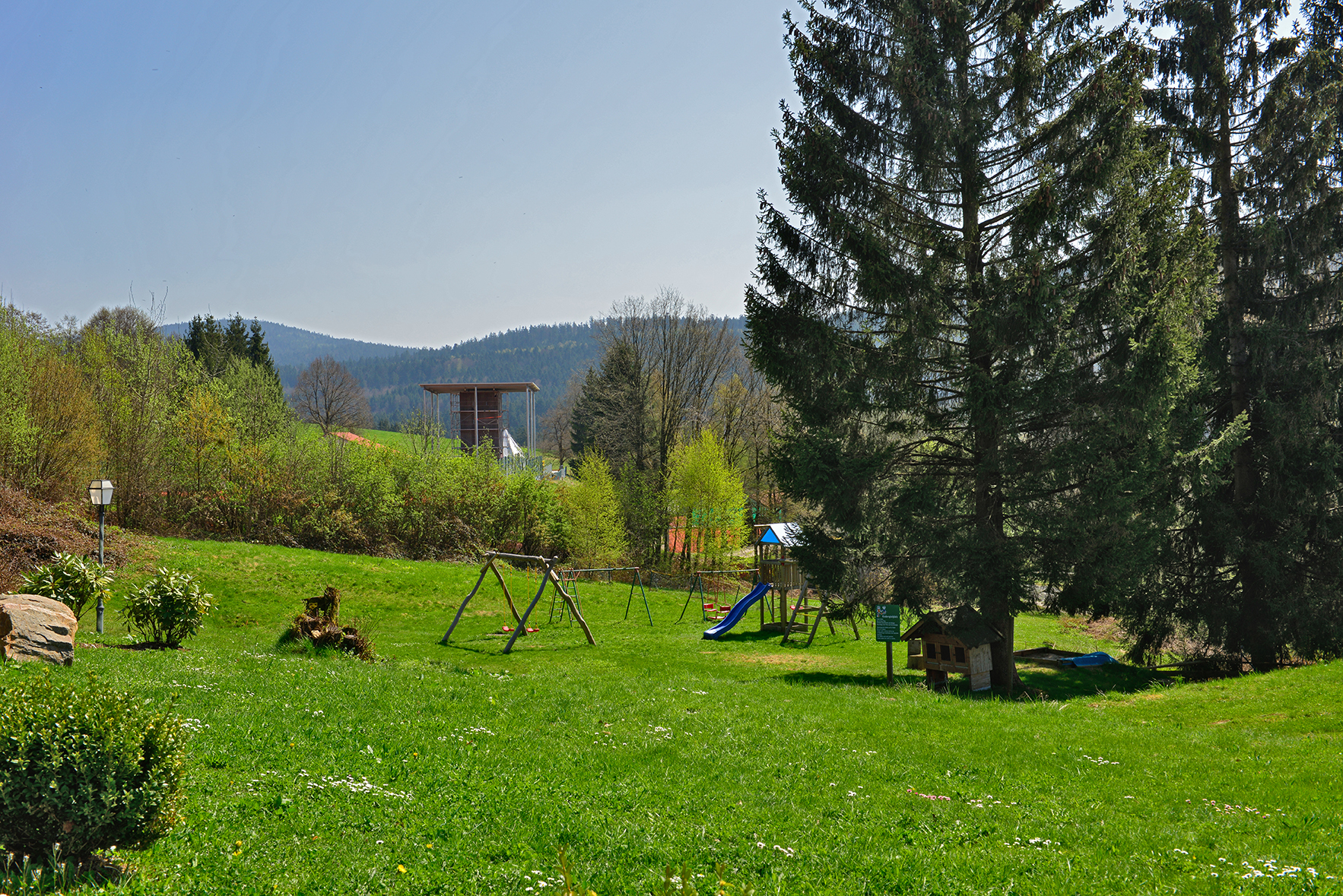 Spielplatz und Gartenanlage am Hotel mit Blick auf den Bayerischen Wald